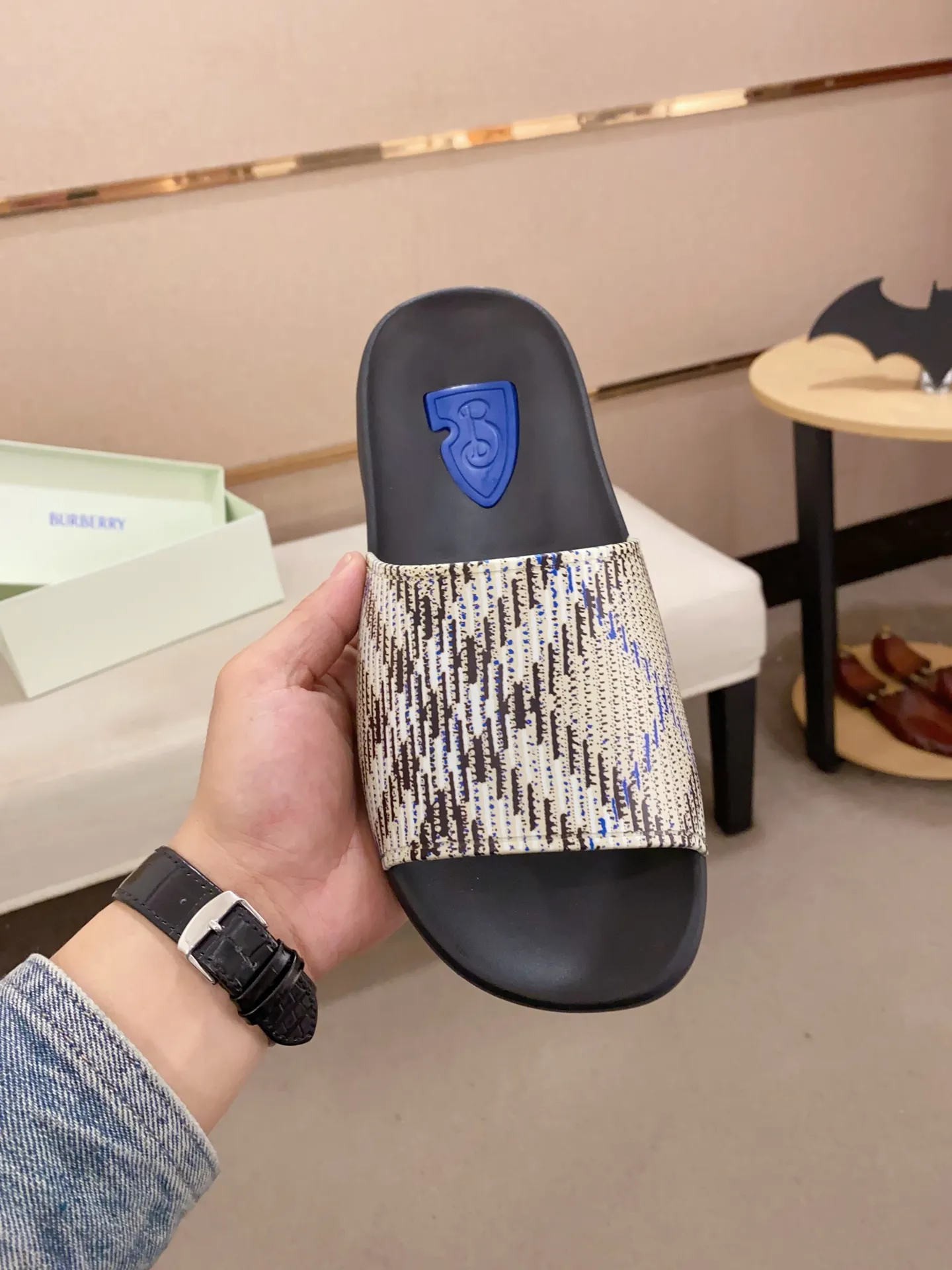 Men's shoes 💰: 320💰 [Burberry slippers] High-end men's shoes brand official website 1:1 latest masterpiece: original mold customization, the fabric is made of imported original rubber material, upgraded outsole, lighter and non-slip. The market's top quality, simple yet tasteful, a must-have for fashionistas, fashionable at your feet, full of confidence, the same style at the counter 👍The season of summer slippers is here. Code: 39-46